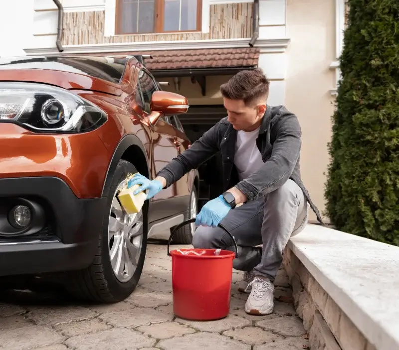 Lavage auto à domicile Le Dézert : professionnel intervenant sur un véhicule